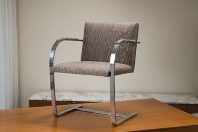 une chaise posée sur une table
