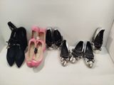 Plusieurs paires de chaussures sont alignées sur une étagère