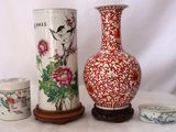 trois vases posés sur une table l'un à côté de l'autre