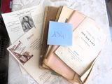 de nombreux livres anciens posés sur une table, sur laquelle se trouve un mot
