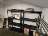 une pièce dans laquelle se trouve une étagère sur laquelle sont posés tout un tas d'objets
