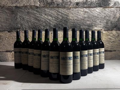 Plusieurs bouteilles de vin sont alignées contre un mur de pierre