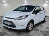 La Ford Fiesta blanche est garée sur un sol à damier.