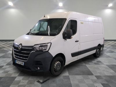 la photo d'une camionnette blanche garée dans une pièce