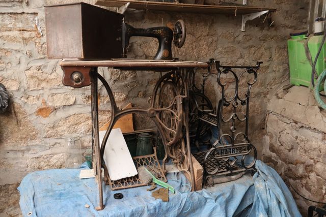 Lot de 2 machines à coudre ancienne SINGER et 1 structure