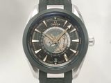 La montre est verte et argentée, avec un cadran noir.