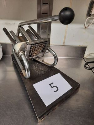 une photo d'une machine posée sur une table
