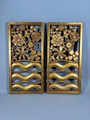 paire de panneaux anciens chinois en bois sculpté représentant des fleurs et des vagues