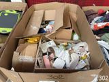 une boîte en carton remplie d'objets posés sur le sol