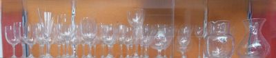 de nombreux verres à vin alignés en rangée