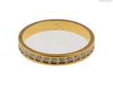 gros plan d'une bague en or avec des diamants sur fond blanc