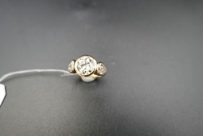 un gros plan d'une bague sertie d'un diamant, posée sur une table