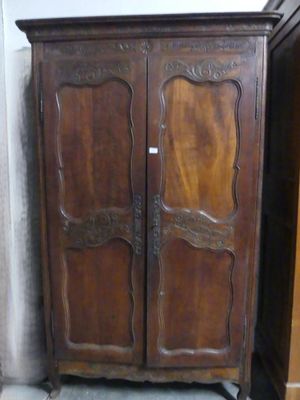 une armoire en bois qui se trouve dans une pièce