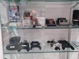 une vitrine en verre remplie de manettes de jeux vidéo