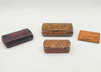 trois petites boîtes en bois sont posées sur une surface blanche
