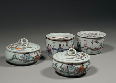 quatre bols en porcelaine chinoise avec couvercles, ornés de motifs d'oiseaux et de fleurs