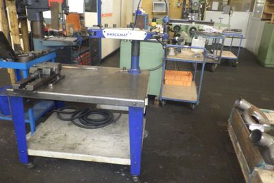 une photo d'un atelier d'usinage avec de nombreux outils