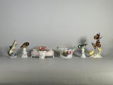 six figurines d'oiseaux en porcelaine et un vase de fleurs