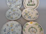 six assiettes à motifs différents posées sur une table