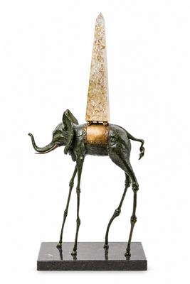 une image représentant une statue d'éléphant avec un cône sur le dos