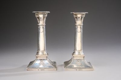 paire de chandeliers anciens en argent sur fond blanc