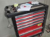 une boîte à outils rouge posée sur une table noire