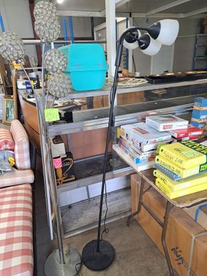 une lampe qui se trouve sur un support dans une pièce