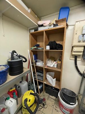 une pièce dans laquelle se trouve une étagère sur laquelle sont posés de nombreux objets