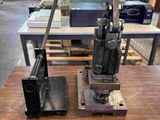 une machine posée sur une table en bois