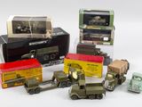 une grande quantité de véhicules militaires et de camions miniatures dans une boîte