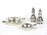 salière et poivrière plaquées argent avec cuillères, sur fond blanc