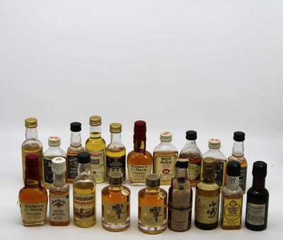 de nombreuses bouteilles d'alcool alignées sur la table