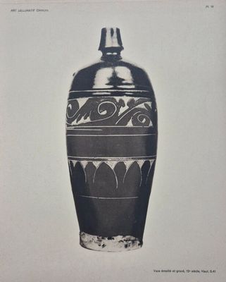 une photo en noir et blanc d'un vase orné d'un motif