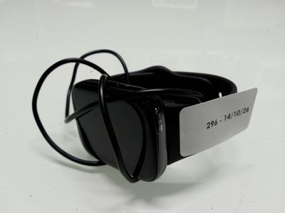 une paire de lunettes reliée à un cordon