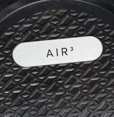 un gros plan sur un autocollant apposé sur le côté d'une voiture