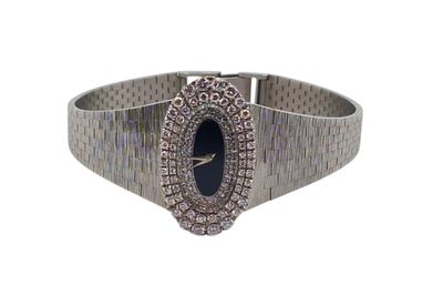 une image représentant un bracelet de femme orné d'une pierre bleue au centre