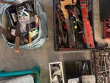 un grand nombre d'outils posés sur le sol