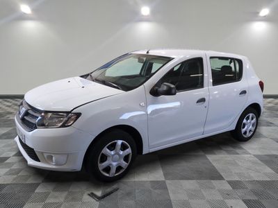 la photo d'une petite voiture blanche garée dans un garage