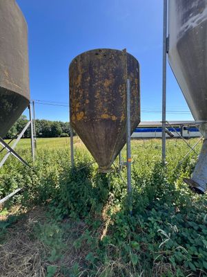 deux silos situés l'un à côté de l'autre au milieu d'un champ