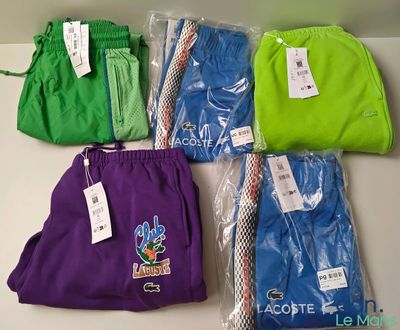 quatre paires de shorts de tennis pour homme dans un sac en plastique