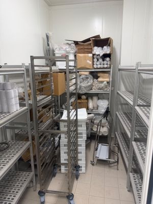 une pièce remplie d'étagères et de cartons