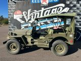 une jeep militaire garée devant un immeuble