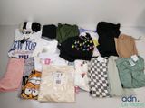 un tas de vêtements posés sur une table