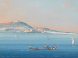 un tableau représentant des bateaux sur l'eau, avec une montagne en arrière-plan
