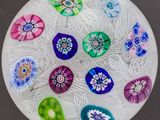 un gros plan d'une plaque de verre sur laquelle sont disposées de nombreuses fleurs de différentes couleurs