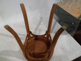 une chaise en bois posée sur une table