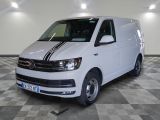 une camionnette blanche avec une bande noire sur le côté
