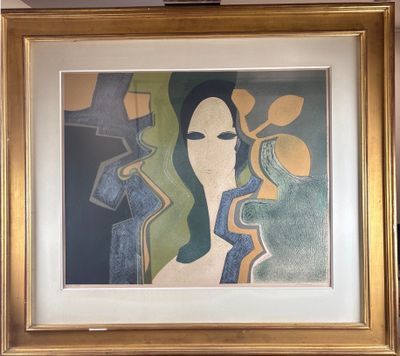 tableau représentant une femme, encadré d'or, accroché au mur