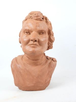 L. Doloire (XXe). Buste de femme en terre cuite, signée à la…