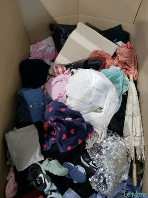 une boîte en carton remplie de vêtements et d'autres objets